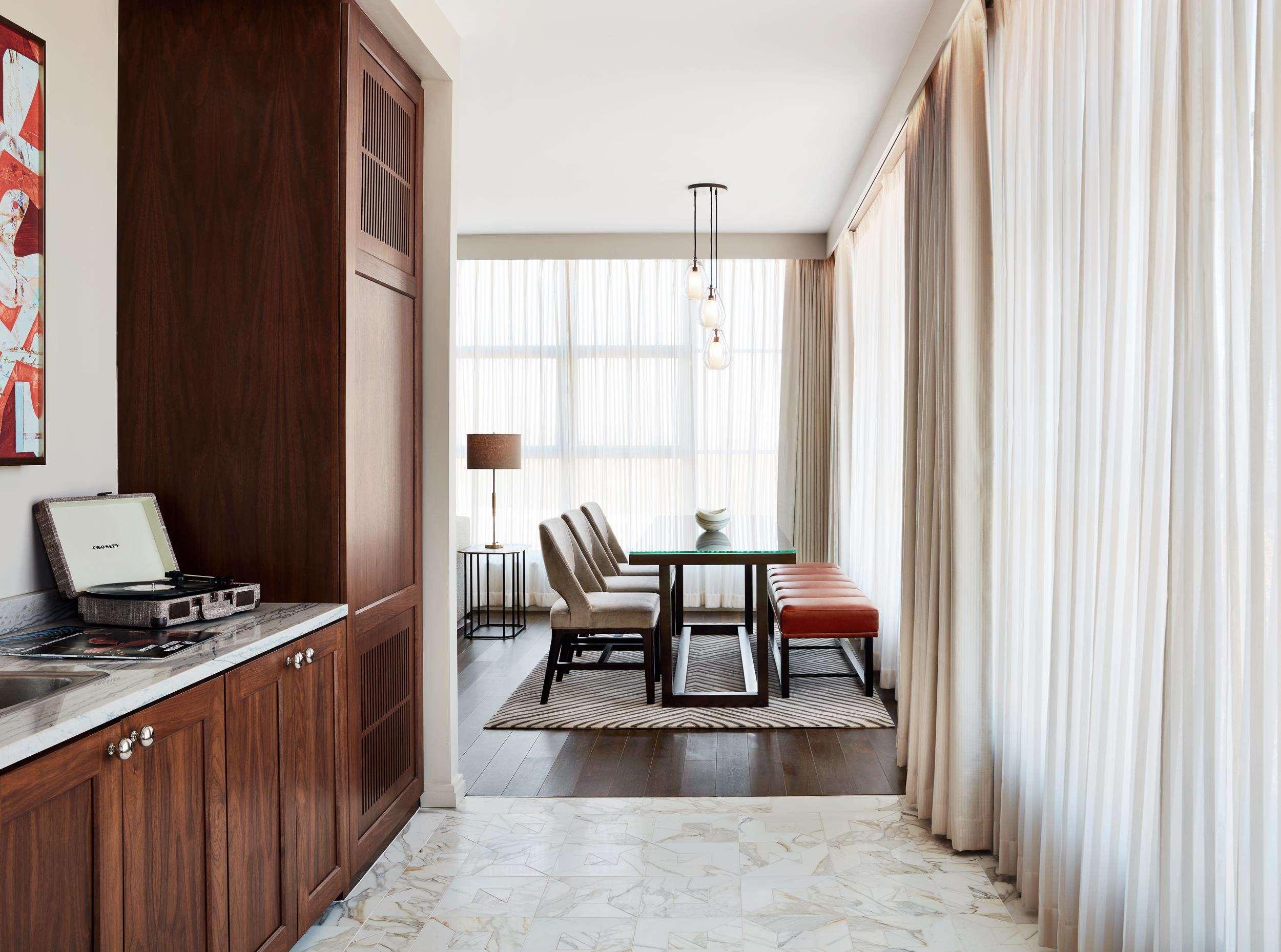 Sophy Hyde Park Hotel Chicago Bagian luar foto